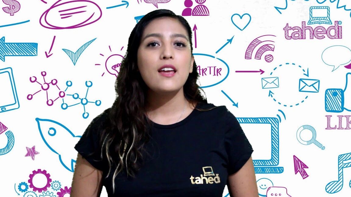 Mujer frente a fondo con iconos tecnológicos presentando Herramientas digitales que transforman la participación social.