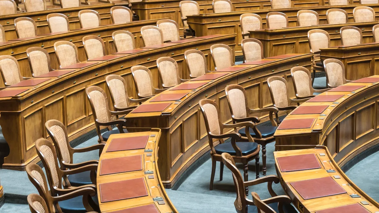 Como se equilibra la participacion ciudadana con la toma de decisiones eficiente en la democracia participativa Una imagen de un grupo de ciudadanos debatiendo en una asamblea, con expresiones de interés y compromiso, representando la participación ciudadana y toma de decisiones eficiente